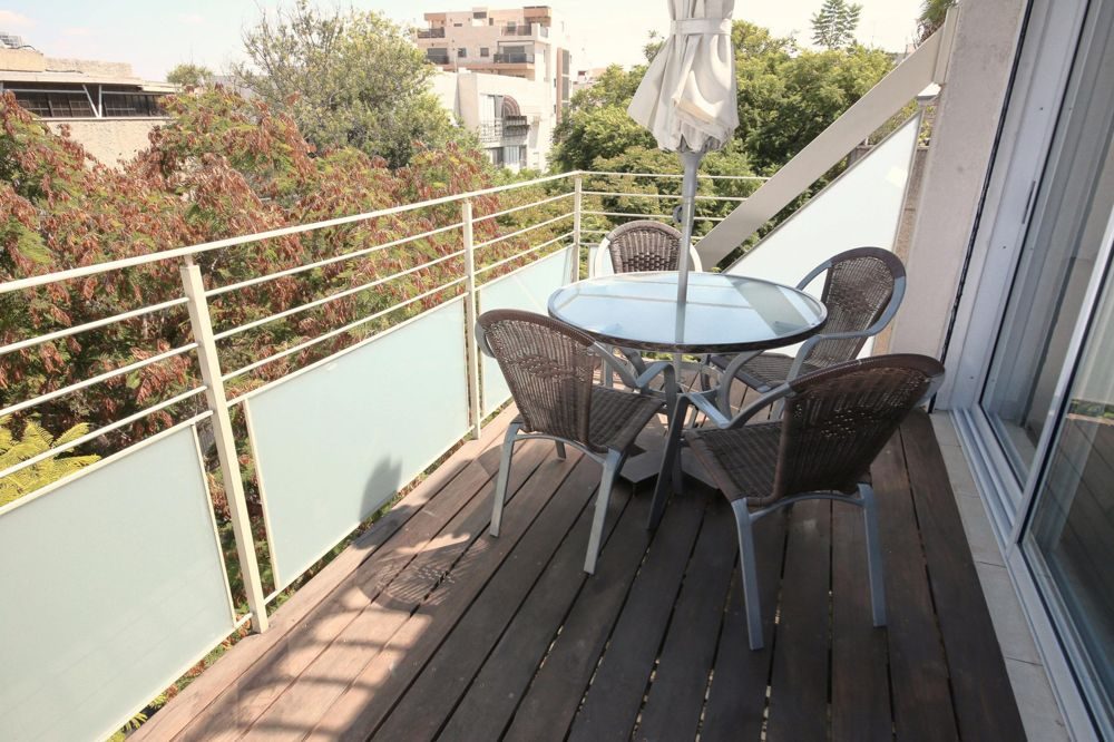 מרפסת שמש מוגמרת עם דק ומעקה פלדה וזכוכית - תוצאת פרויקט מרפסת פלדה קרית ביאליק
