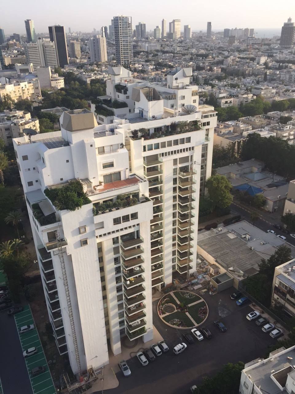 הוספת מרפסות פלדה תלויות לבניין מגורים קיים בתל אביב - פרויקט אורי לסר