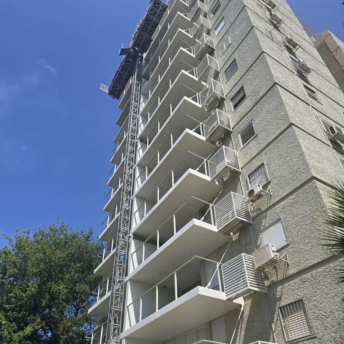 התקנת מרפסות שמש בפועל בשטח — תהליך ביצוע ועלות מרפסת שמש, פרויקט פיכמן