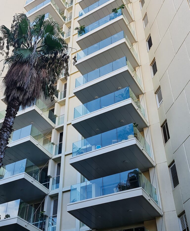 בניין מגורים עם מרפסות זכוכית — פרויקט פנקס 52, תל אביב