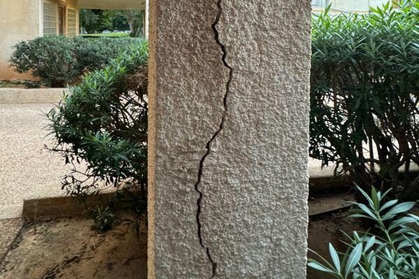סדק מבני חמור בעמוד — סימן אזהרה ליציבות הבניין, מתוך צו מבנה מסוכן שליווינו